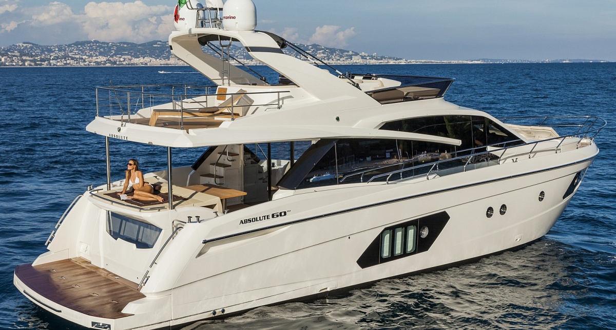 Чартер яхты Absolute 60 Fly во Франции - девушка загорает